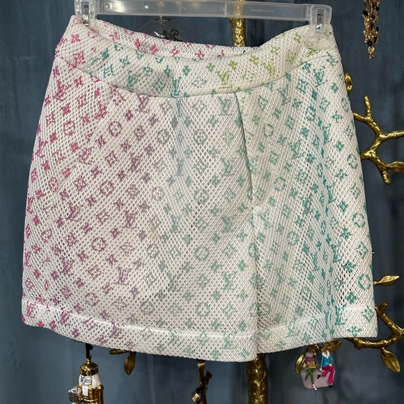 Louis Vuitton - Picture 2 of 4